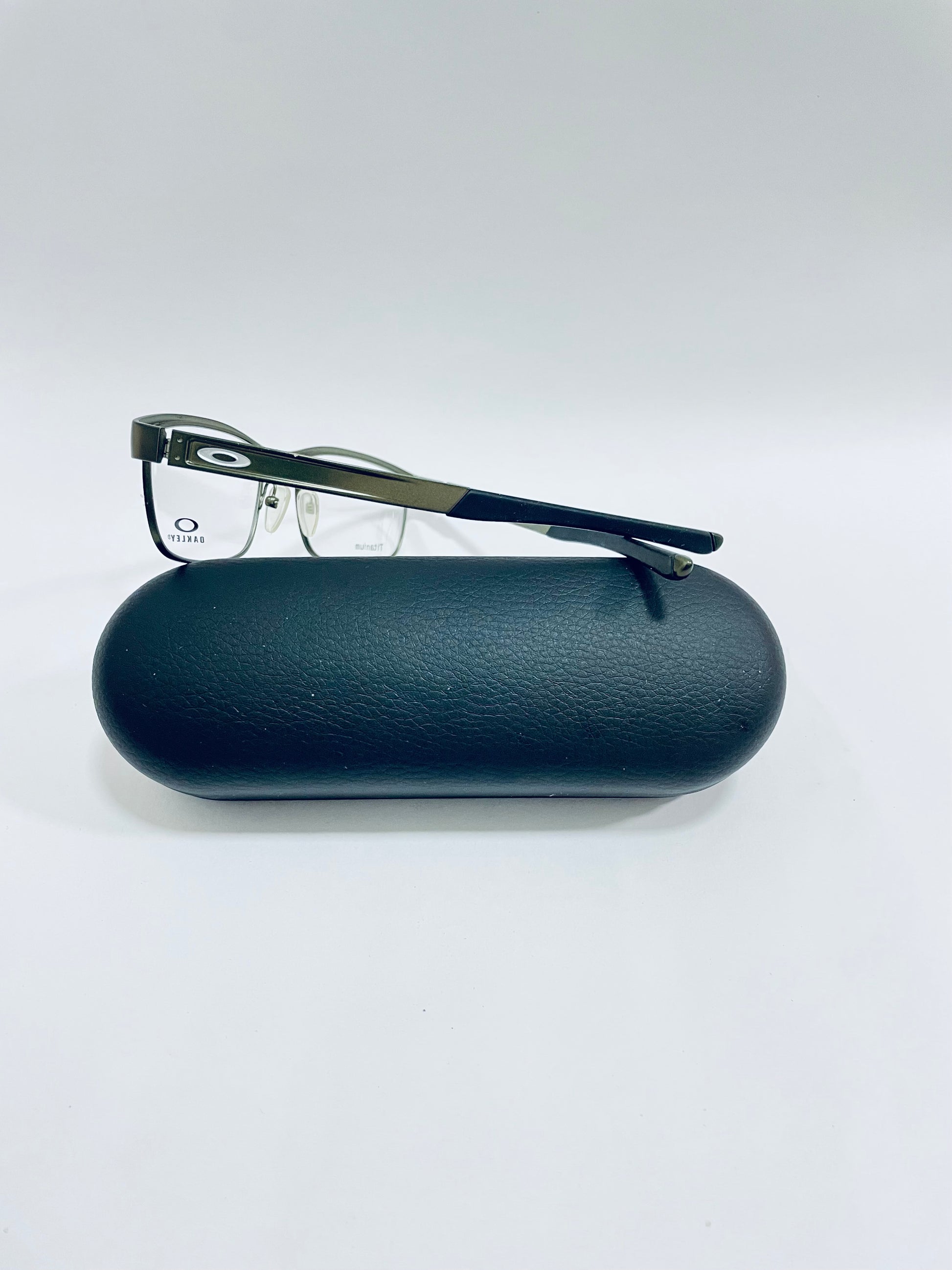 OAKLEY